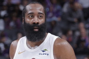 解说：骑士之前赢不了一些比赛 就是缺少哈登这种一锤定音的球员