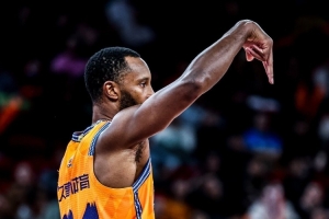 一人打一队！弗格第三节内外开花轰下20分 山东全队21分