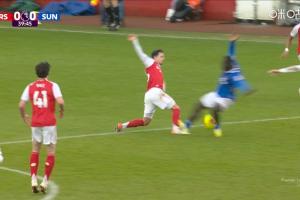 危险动作！布罗比鞋钉蹬踏苏维门迪小腿，裁判出示黄牌+VAR未改判