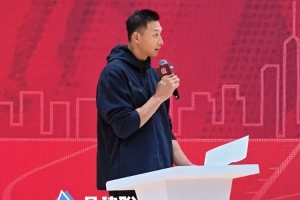 薪火阵营训练营！易建联现身对小球员讲话：保持热爱 继续前行！