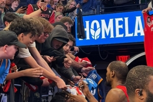 曾爱过！杜兰特今天赛后为俄克拉荷马的球迷们签名