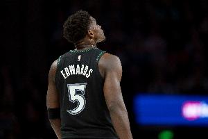 爱德华兹：末节鹈鹕摆出了特别怪异的防守阵型 搞不懂是什么套路