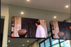 詹姆斯在健身房开启新的一天：边看《教父》边锻炼！