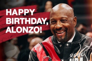 铁血硬汉热火官博祝名宿阿隆佐·莫宁56岁生日快乐！