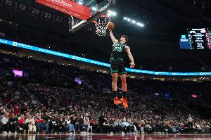 马祖拉：冈萨雷斯对位鲍威尔对决看着很爽 制造对抗打乱对手节奏