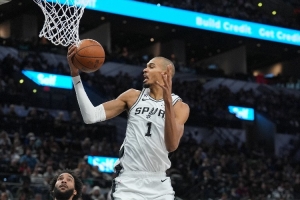 维拉纽瓦：文班已是联盟前5 恐怖之处在于他还能变更强