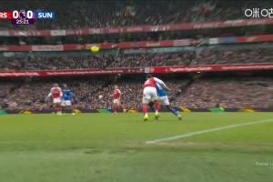 萨利巴被对手挑球过掉后无奈战术犯规，吃到黄牌