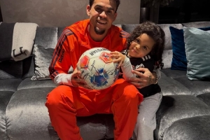 带走比赛用球！上演帽子戏法的路易斯·迪亚斯社媒晒照