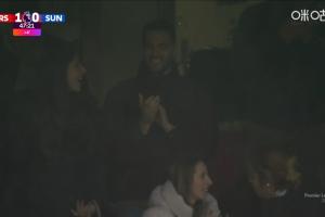 苏维门迪破门后庆祝动作致敬梅里诺，后者在看台上笑开了花