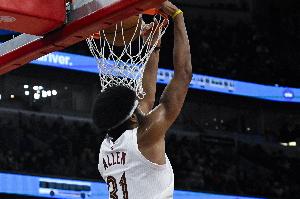 吃撑了！贾勒特·阿伦12投11中砍下29分10板 罚球8中7