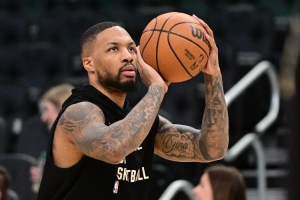 维拉纽瓦：利拉德不是历史前10的控卫 但他排名在罗斯之前