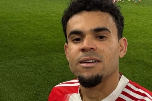 戴帽！迪亚斯赛后手持比赛用球晒自拍，拜仁官方评论：你实至名归