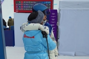 谷爱凌第二跳失误后心情沮丧，谷爱凌妈妈迅速上前安慰