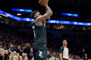 效率爆表！爱德华兹上半场9中7&三分5中4 砍下23分4助零失误