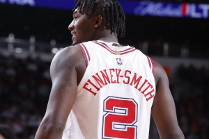 你也不太行呀！芬尼·史密斯半场三分3中0 除1犯规数据栏皆是0