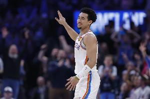 杰伦威：麦凯恩能完美融入我们球队 我们引援不仅看实力 还看人品