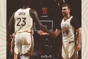 逆转险胜！勇士赢球海报：封面为追梦和斯潘塞击掌瞬间