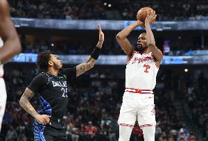 杜兰特：中投是关键的进攻武器 以前的年代每个人都有一手中投