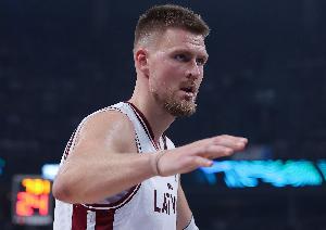 波津为什么能很好地融入勇士体系？霍福德：他既能得分又能护筐