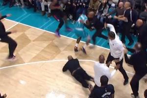 凶凶凶！迪亚巴特疯狂摆脱 助教拉不住趴倒在地狼狈不堪！