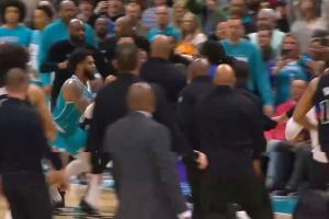 斯图尔特小桥拳王争霸细节 小桥神级下潜闪躲 弑君者欺身搂脖砸拳