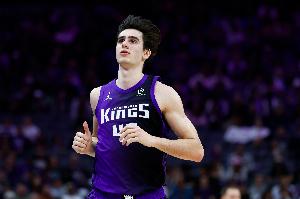 唯一亮点！二轮秀中锋雷诺上半场4中4 高效砍下11分9篮板