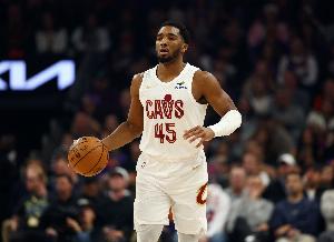 攻城拔寨！米切尔上半场13中7得18分4助2断1帽 三分4中1不准