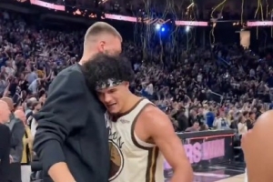 新援挺高兴~波津率先从替补席上场庆祝胜利 一直在桑托斯旁边鼓掌