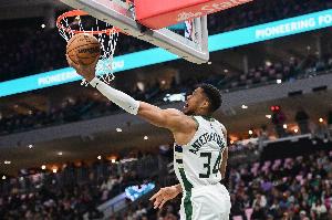 主持人谈字母发推表忠心：他觉得自己很聪明 自己把所有人都耍了