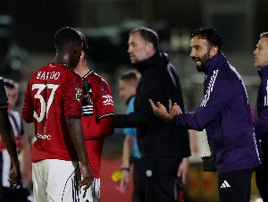 电讯报：阿莫林质疑梅努踢不了后腰，那不勒斯震惊于曼联想卖他