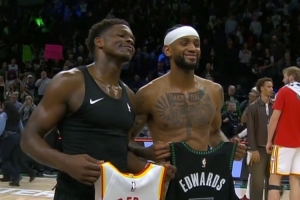 老队友重逢！爱德华兹赛后和亚历山大-沃克互换球衣合影留念