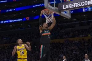 秀起来了！福克斯抢断空篮不上 扭个身子给文班来个打板空接暴扣~