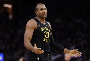 勇熊裁判报告：共2次漏判双方各获利一次 桑德斯三分犯规漏吹