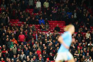 邮报：曼联主队看台常有客队球迷，有人穿萨卡7号混进红魔球迷中