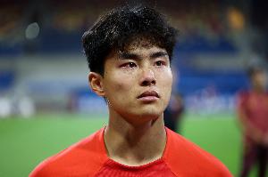 足球报：杨黔东称已满18岁申请自由身， 恒大足校主张优先签约权