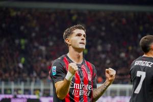 记者：AC米兰今日上午进行了训练，普利西奇参加合练