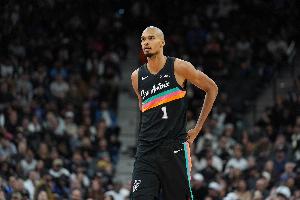 无敌是多么寂寞！文班半场17投12中狂轰37分8板率队领先湖人29分