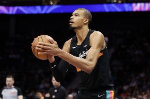 雷迪克：文班是世界前五球员之一 他的人品也是独一无二的