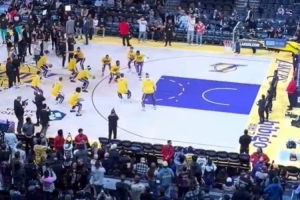 “子承父业”？布朗尼在赛前仪式中接过了詹姆斯的位置