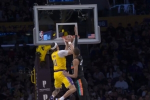 仙人指路！巴夫金边线发球精准制导 海斯起飞双手空接暴扣