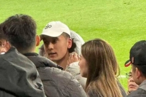 静待官宣！博主晒照，拜合拉木和贺一然现场观看蓉城亚冠比赛