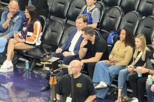 独行侠老板杜蒙远赴菲尼克斯观战 但球队半场落后将近20分