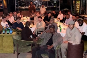 马卡：皇马全体球员举行了聚餐活动，由维尼修斯与姆巴佩做东邀请