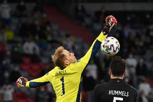 图片报：热刺冬窗曾报价莱比锡门将古拉茨，但球员最终选择续约