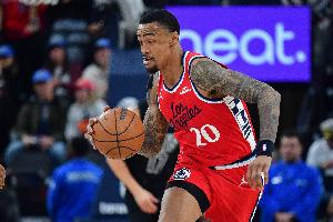 高难度！科林斯冲击篮筐 超长滞空对抗杜兰特抛射命中