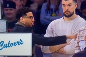 下赛季带你飞！哈利在场边向祖巴茨介绍球队情况 后者频频点头