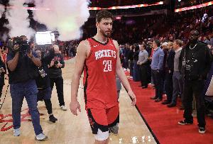 效率可以！申京14中9拿到22分7板5助 正负值+9