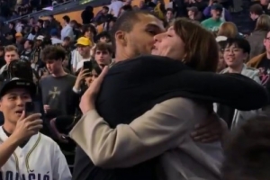 目测这有多高？文班亚马赛后和母亲拥抱致意 ❤️