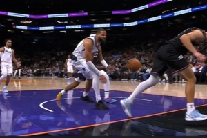 马丁突破时踩对手脚面被吹进攻犯规还受伤 独行侠挑战改防守犯规