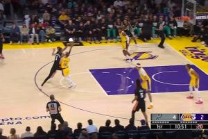 太夸张了！文班后脚跟还踩着三分线合球&大三步上篮命中